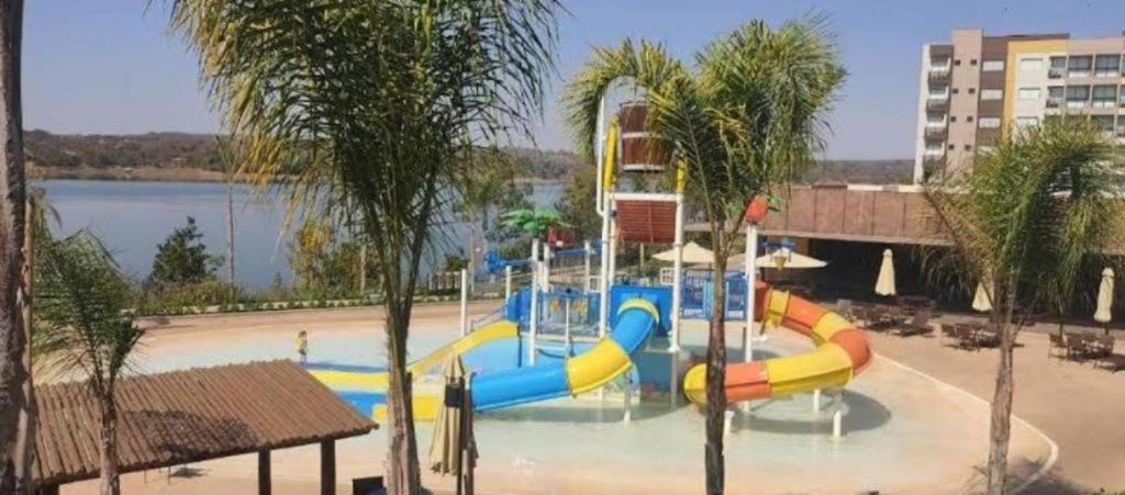een waterpark met een kleurrijke glijbaan bij PRAIS DO LAGO ECO RESORT in Caldas Novas