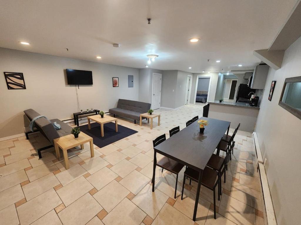 ein Wohnzimmer mit einem Tisch, Stühlen und einem Sofa in der Unterkunft Pleasing 4- Bed Apartment Close to NYC in Jersey City