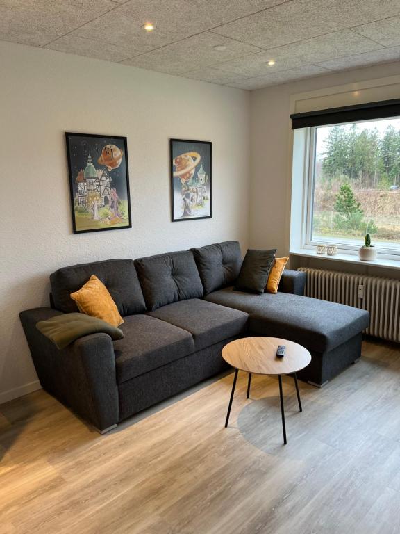 sala de estar con sofá y mesa en Casa House of Bricks 2 - LEGOLAND 650m, en Billund