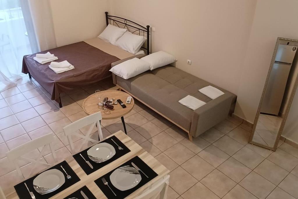 Habitación pequeña con cama y mesa en Cozy Nights en Messini
