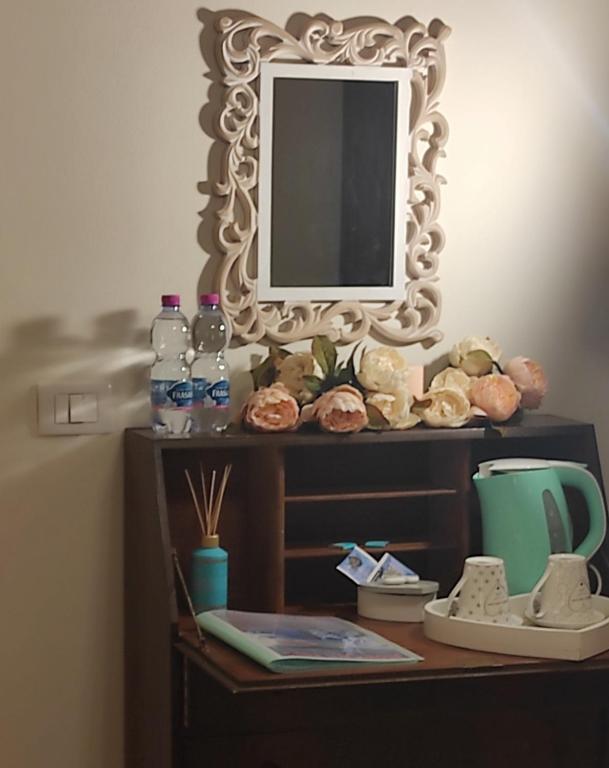 Příslušenství pro přípravu čaje a kávy v ubytování Affittacamere Casa Mac & Rose