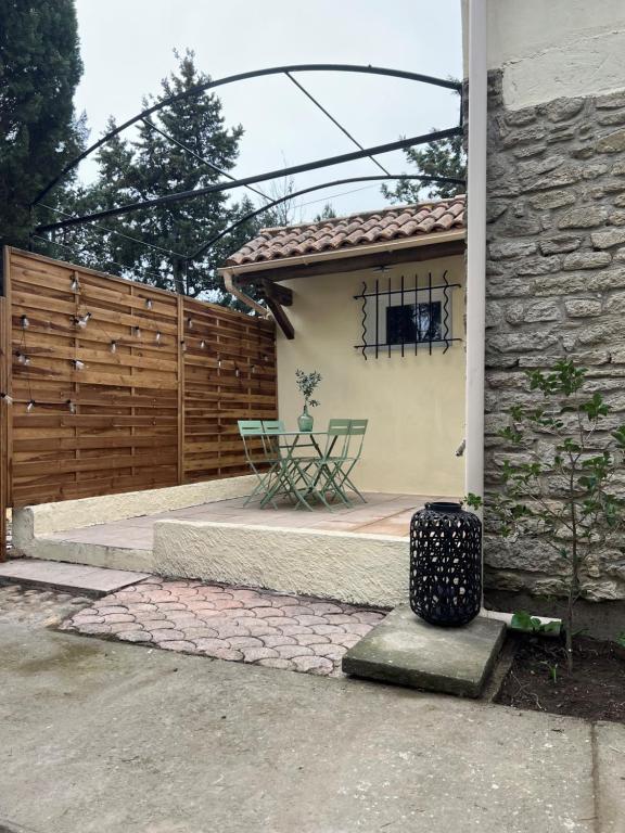 a house with a fence and a table on a patio at Mazet en Provence in Châteaurenard