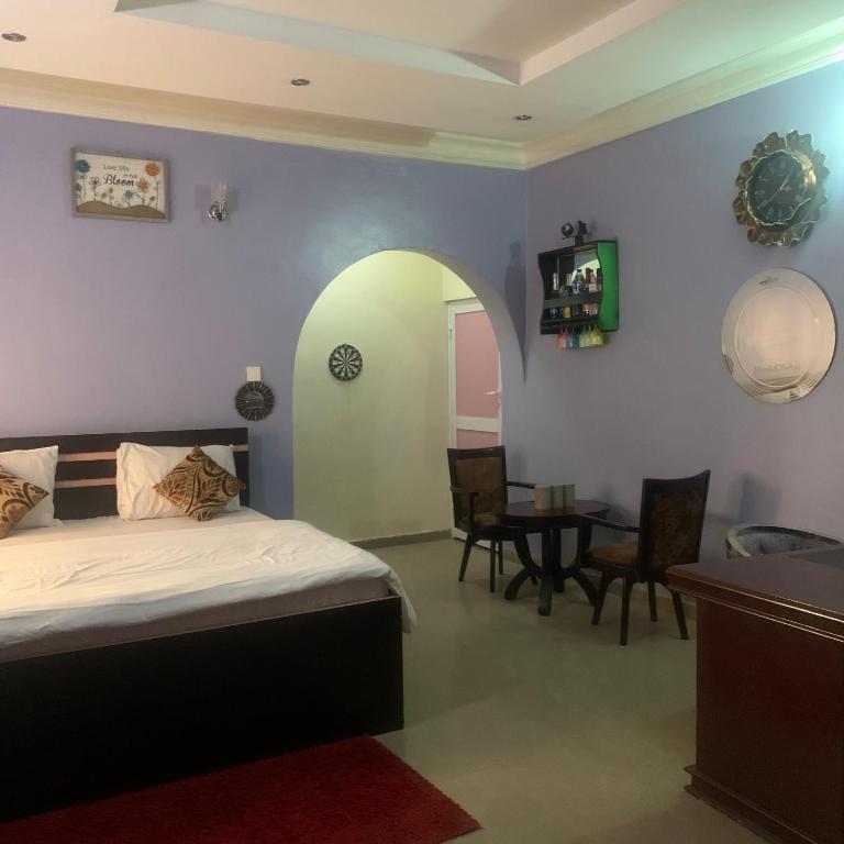 Postel nebo postele na pokoji v ubytování Health Plaza Abuja