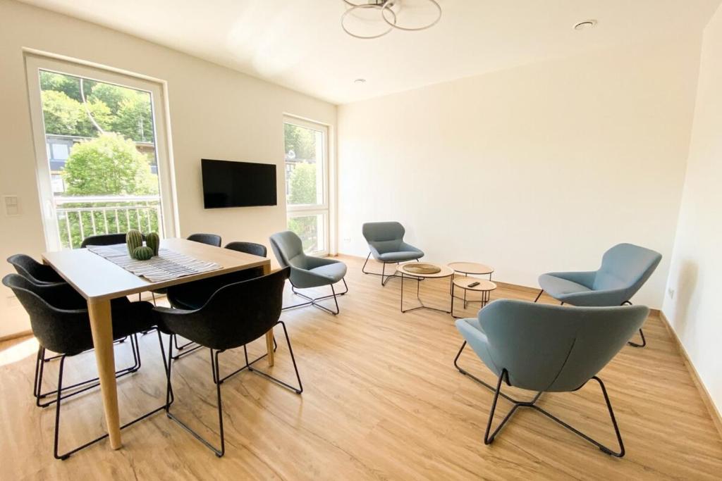 Pokój ze stołem i krzesłami oraz telewizorem w obiekcie 120 Lux Furnished flat w mieście Beaufort