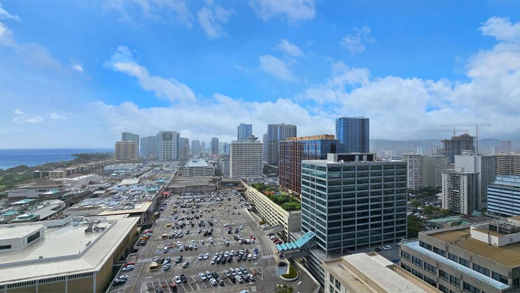 Nespecifikovaný výhled na destinaci Honolulu nebo výhled na město při pohledu z aparthotelu