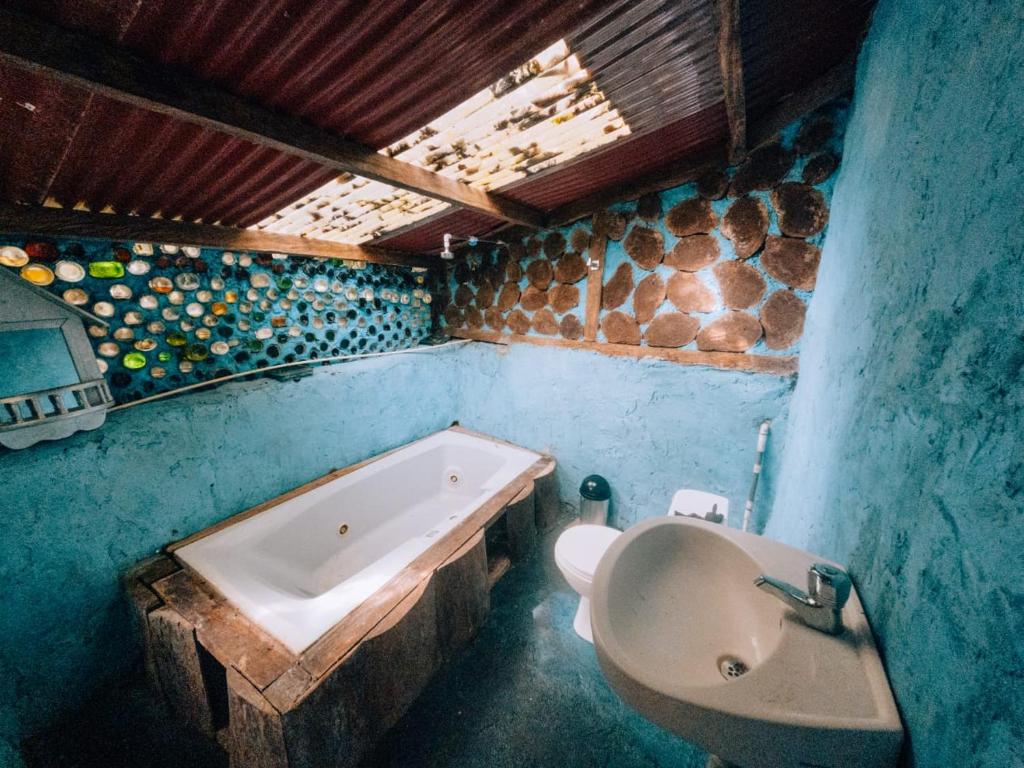 La salle de bains est pourvue d'une baignoire, de toilettes et d'un lavabo. dans l'établissement Bosque de Oro, à Apía