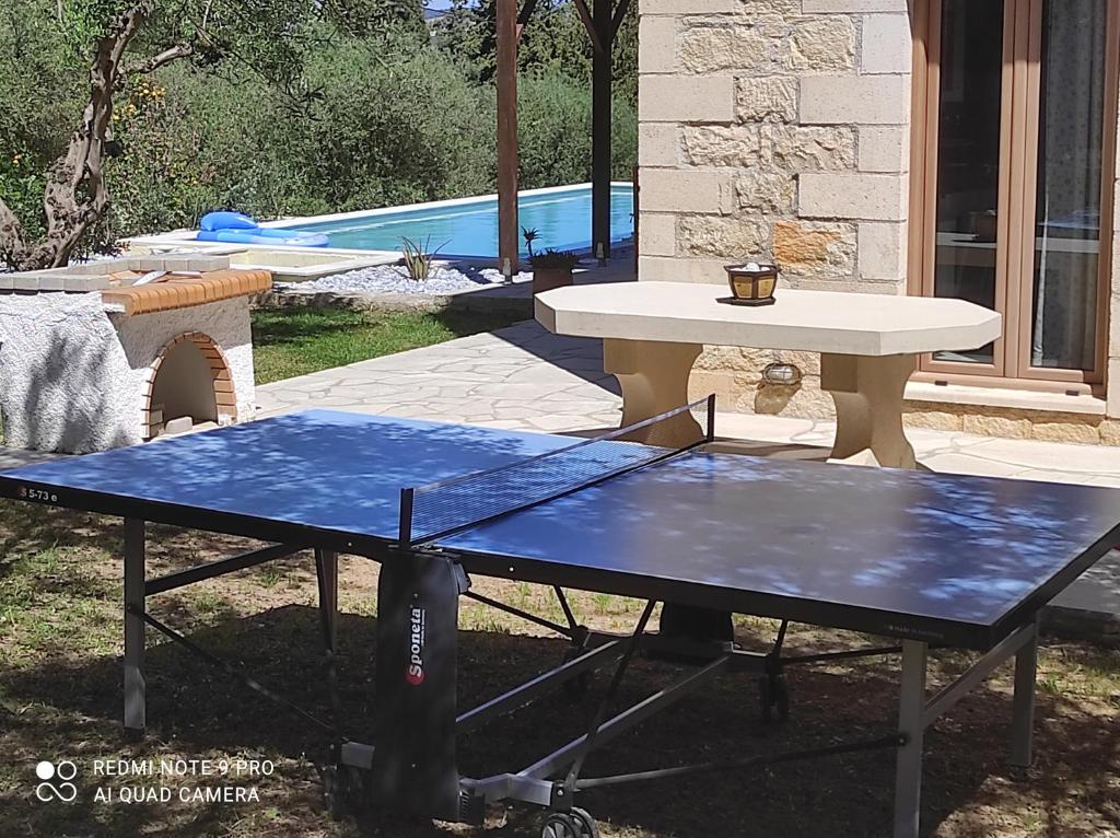 una mesa de ping pong frente a una casa con una mesa en VILLA IRIS en Vryses