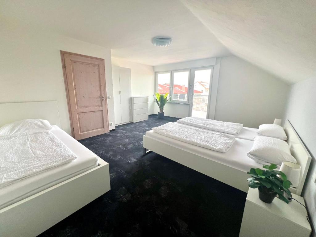 Postel nebo postele na pokoji v ubytování Ferienwohnungen zur Elz - Traumhafte 160 qm Wohnung mit Pool und Garten Nähe des Europaparks