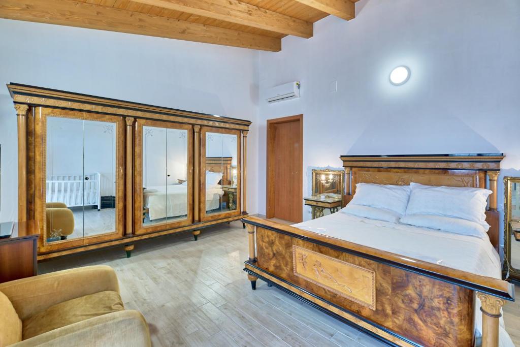 Tollo的住宿－la Casa del Vino - Il Cerchio，一间卧室配有一张大型木床和一张沙发