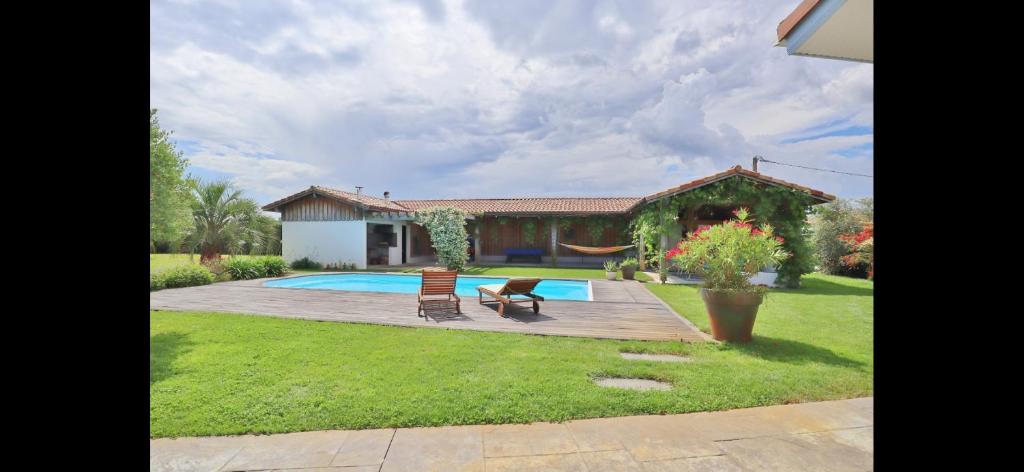 una casa con piscina en un patio en Le spot Landais - chambre jardin, en Soustons