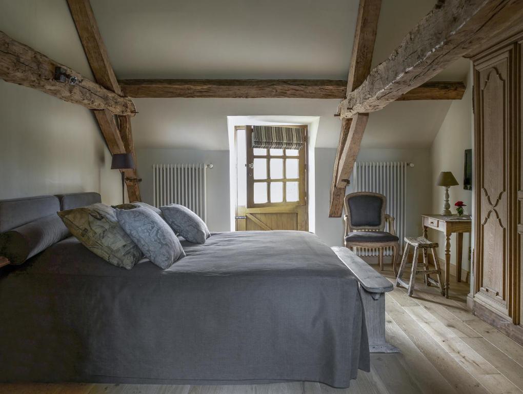 a bedroom with a large bed and a desk at B&B Hof te Spieringen in Vollezele