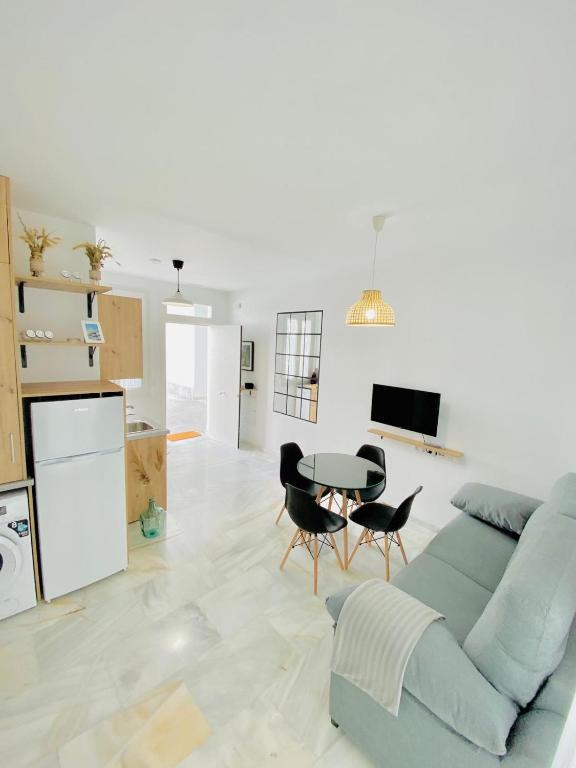 un soggiorno con divano e tavolo di SOLEO suite a Jerez de la Frontera