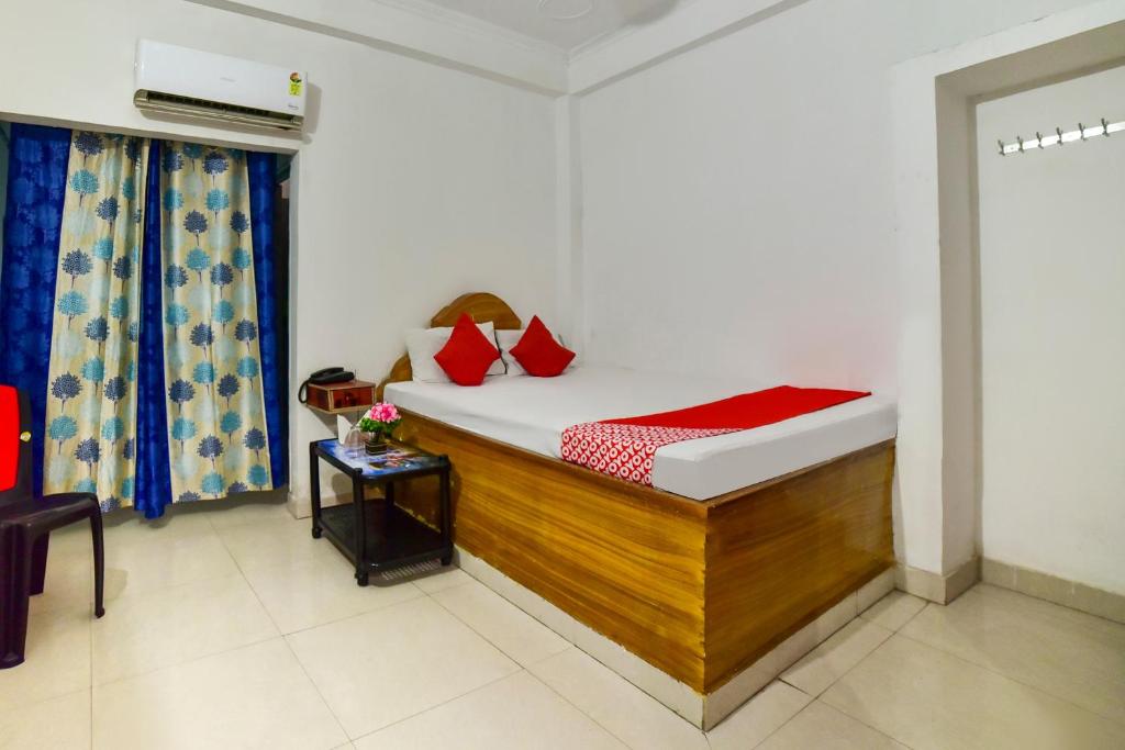 HājīpurにあるOYO Flagship Mamta Hotelのベッドルーム1室(ベッド1台付)