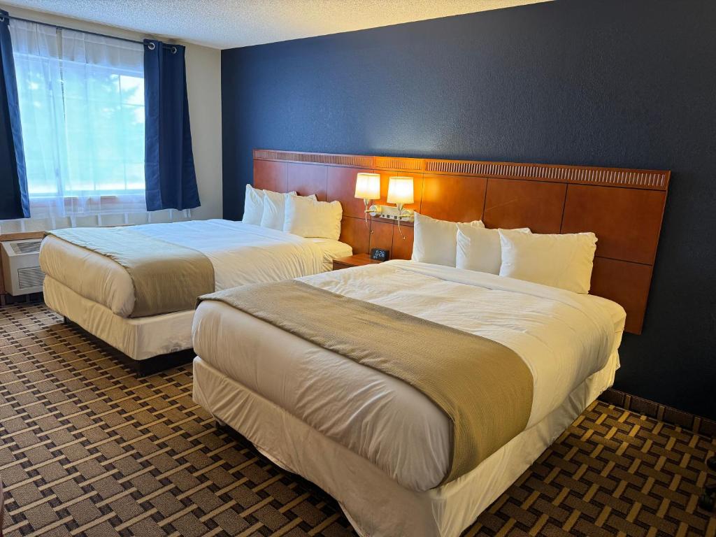 una camera d'albergo con due letti e una finestra di Crossroads Hotel 