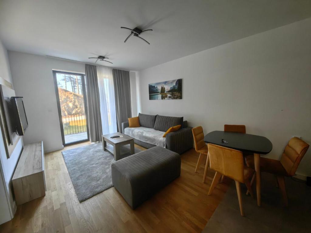 salon z kanapą i stołem w obiekcie Devana Divčibare A-09 w mieście Divčibare