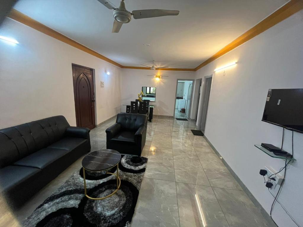 uma sala de estar com um sofá e uma televisão em Luxurious 2Bhk Fully Furnished apartment em Pune