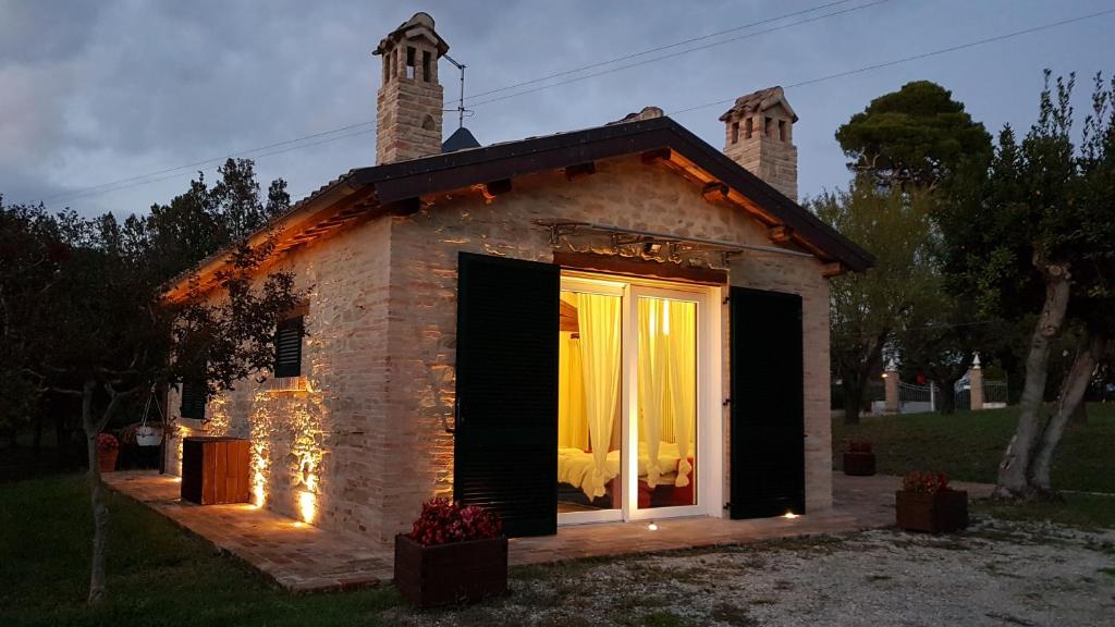 Cette petite maison en pierre comprend un lit. dans l'établissement DOMUS FILMAR, à Pesaro