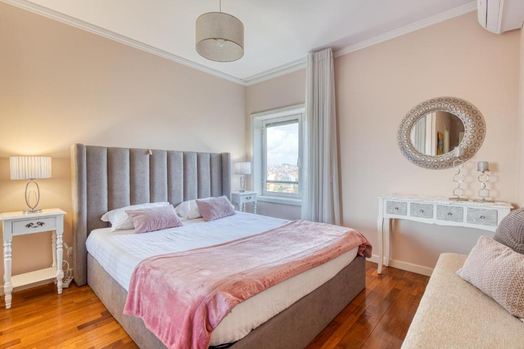 a bedroom with a large bed and a window at Candal Douro in Vila Nova de Gaia