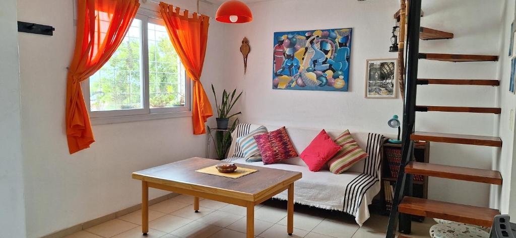 ein Wohnzimmer mit einem Sofa und einem Tisch in der Unterkunft Departamento Fragueiro 2414 terraza exclusiva in Cordoba