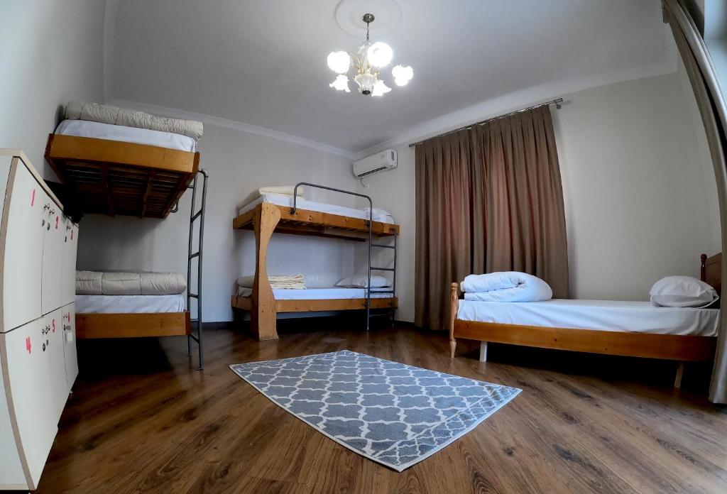 um quarto com 2 beliches e um espelho em Left and Right Hostel em Tirana