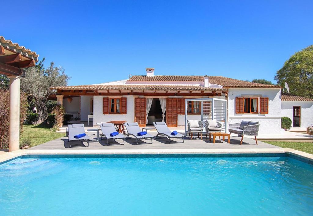 Relax just outside Pollensa recently renovated by Renthousing