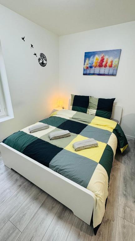 Cette chambre blanche comprend un grand lit. dans l'établissement Nid Confort, à Clermont-Ferrand