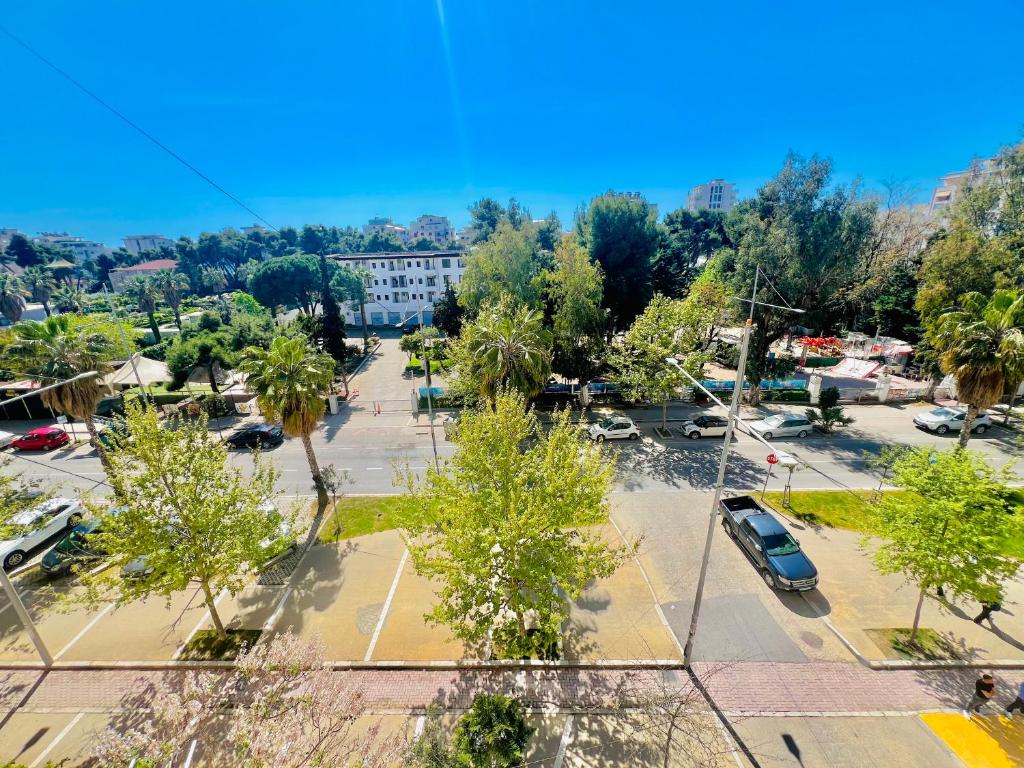 een luchtzicht op een parkeerplaats met palmbomen bij N&E Apartment 1 in Durres, Beach. in Durrës