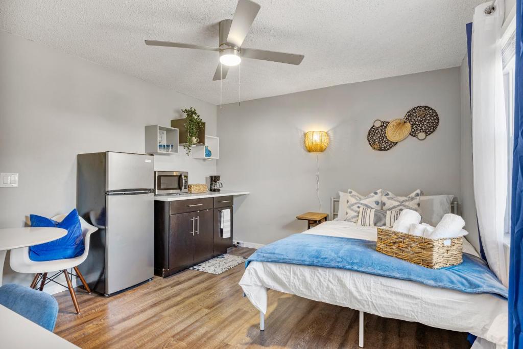 1 dormitorio con 1 cama y cocina con nevera en Pet friendly Studio with Private Yard, en Orlando