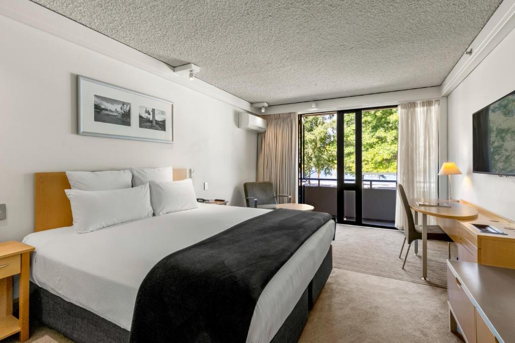Postel nebo postele na pokoji v ubytování Novotel Queenstown Lakeside