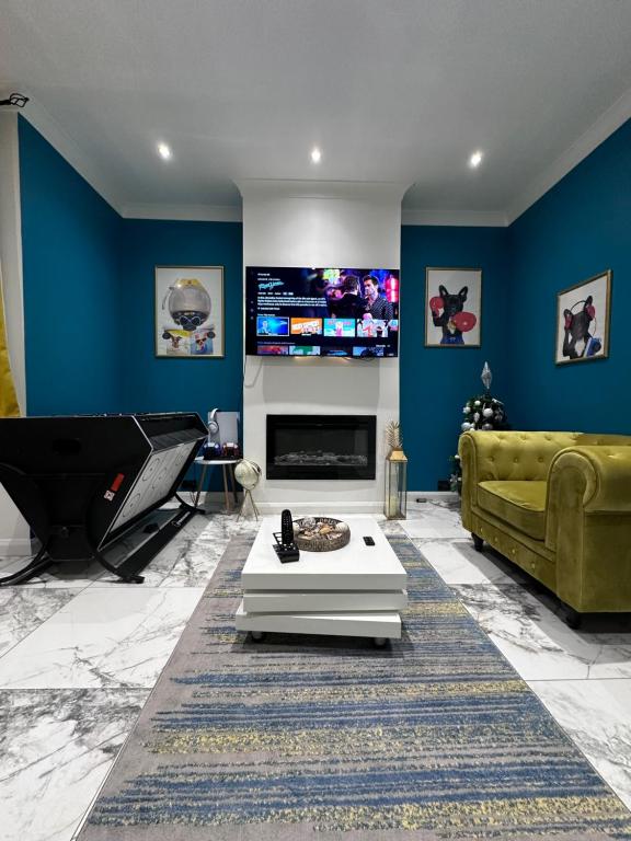 - un salon avec un canapé et une télévision dans l'établissement Tranquil Oasis in Gravesend, Kent, à Northfleet