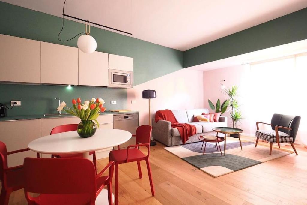 uma cozinha e uma sala de estar com mesa e cadeiras em Luxury Loft Marghera em Milão