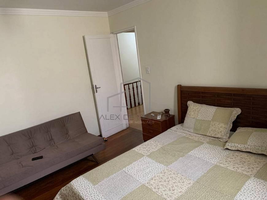 1 dormitorio con 1 cama y 1 sofá en Pousada Vôo dos Beija-Flores, en Vitória