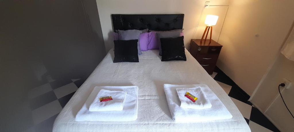 ein Schlafzimmer mit einem Bett mit zwei Handtüchern darauf in der Unterkunft lugar tranquilo in Vicente López