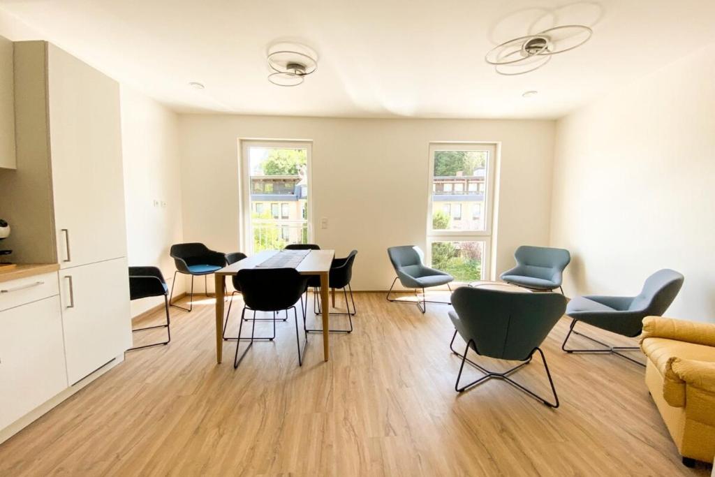 salon ze stołem i krzesłami w obiekcie 230 Lux Furnished flat w mieście Beaufort