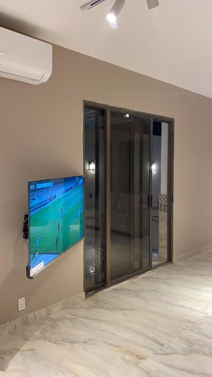 een lift met een flatscreen-tv aan de muur bij جولدن شاليه in Madīnat Yanbu‘ aş Şinā‘īyah