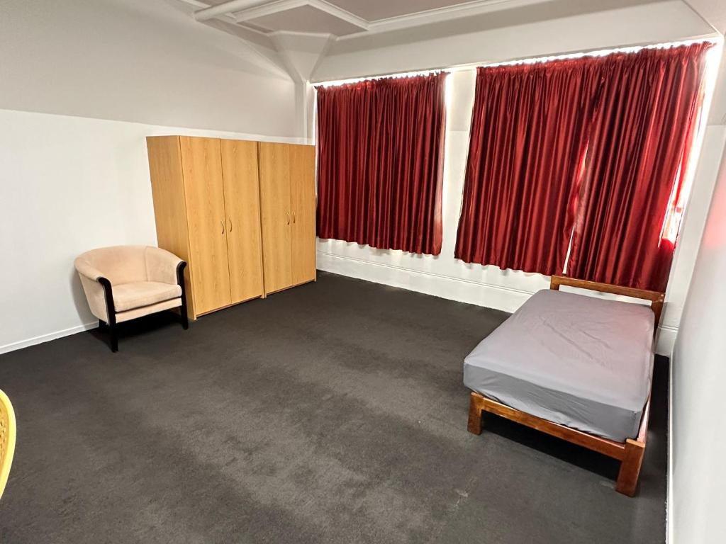 Postel nebo postele na pokoji v ubytování Hamilton City Inn