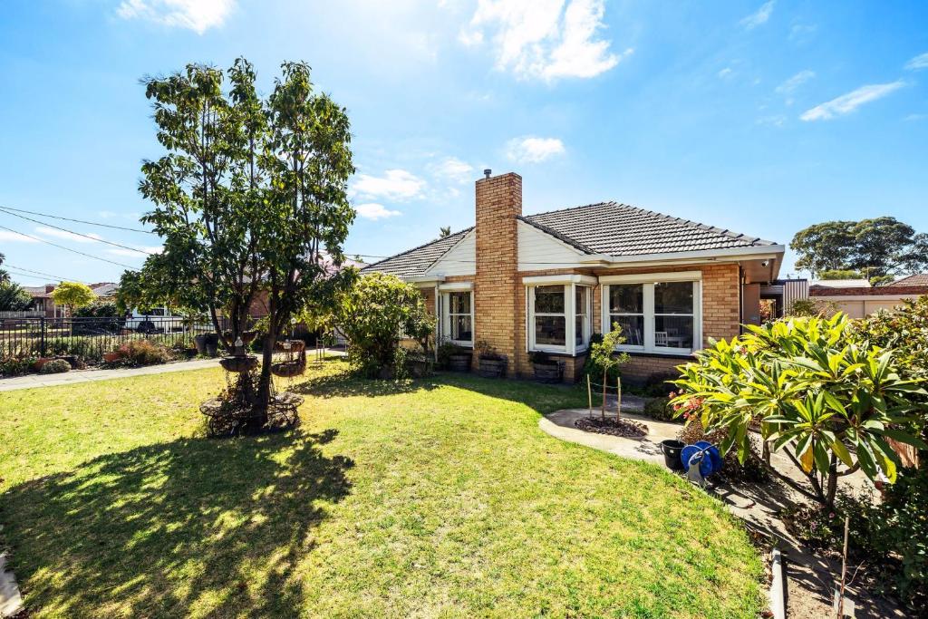a house with a grass yard in front of it at 2 BR Granny Flat Near Airport in West Richmond