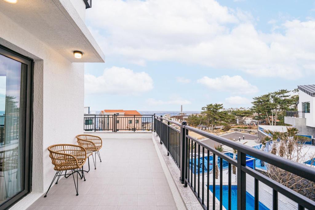 Balkón nebo terasa v ubytování Ddosi Aewol Pool Villa