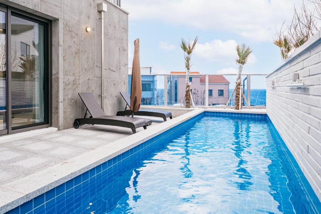 Bazén v ubytování Ddosi Aewol Pool Villa nebo v jeho okolí