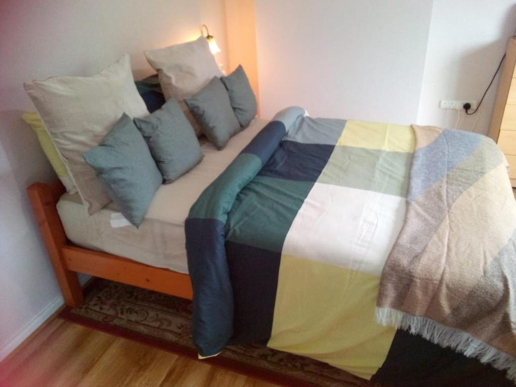 una cama con almohadas en una habitación en Double guest room en Sedgley