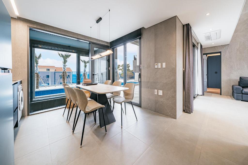 Posezení v ubytování Ddosi Aewol Pool Villa