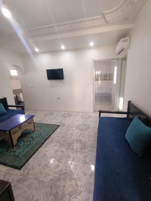 uma sala de estar com um sofá e uma mesa em adel vacation em Djerba