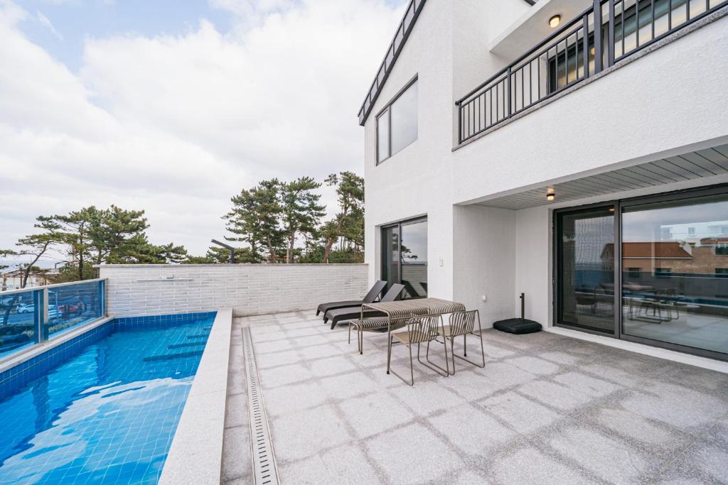 Bazén v ubytování Ddosi Aewol Pool Villa nebo v jeho okolí