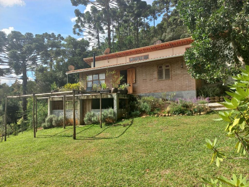 een huis met een grote tuin ervoor bij Caliluma in Gonçalves
