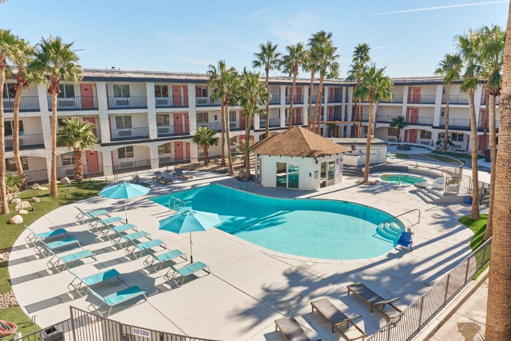 een uitzicht over een zwembad met stoelen en een hotel bij Aqua Soleil Hotel and Mineral Water Spa in Desert Hot Springs