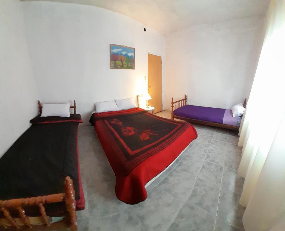 um quarto com duas camas num quarto em Posada familiar em Belén