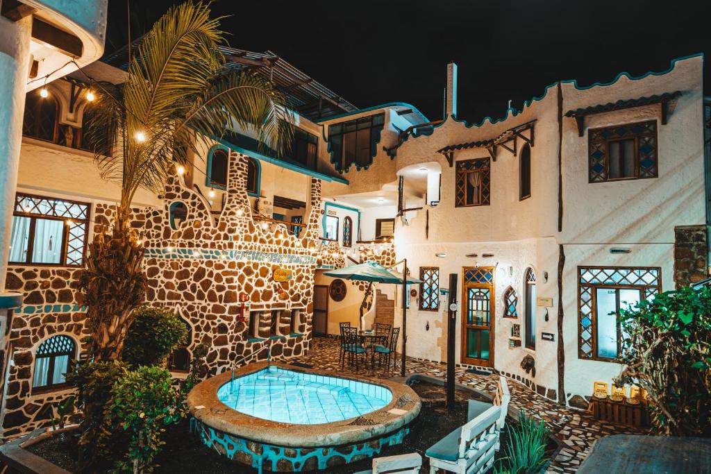 Bazén v ubytování Maidith Galapagos Inn nebo v jeho okolí