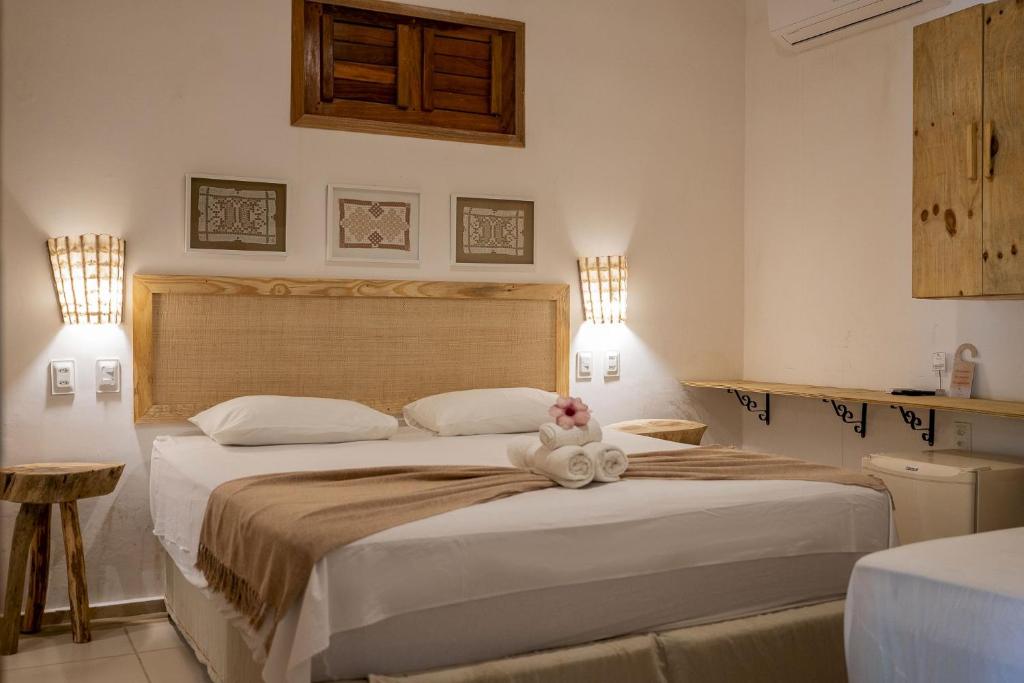 un dormitorio con una cama con un animal de peluche en Pousada Chez Ellery Jeri, en Jericoacoara