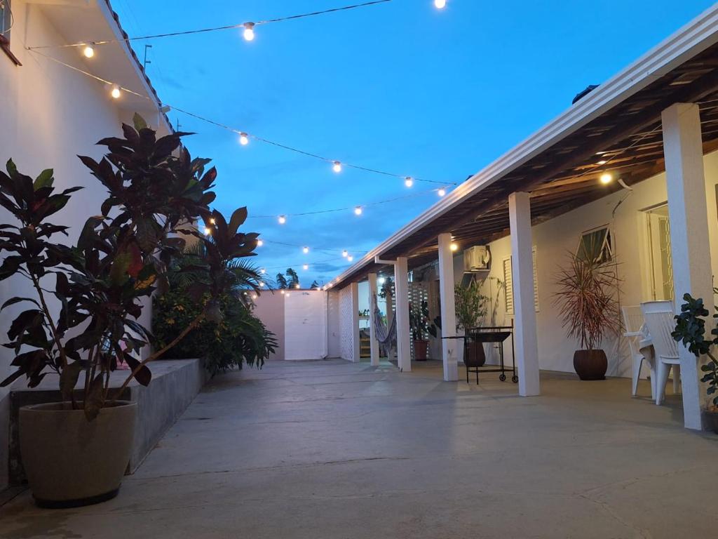 un patio avec des lumières et des plantes dans un bâtiment dans l'établissement Casa aconchegante em Guapé, Lago de Furnas., à Guapé