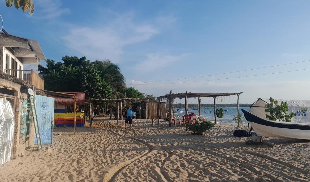 Sauka Loft في Rincón: شاطئ به قارب على الرمال